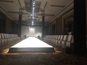 剛剛做完服裝發(fā)布會(huì)活動(dòng)，設(shè)備很不錯(cuò)